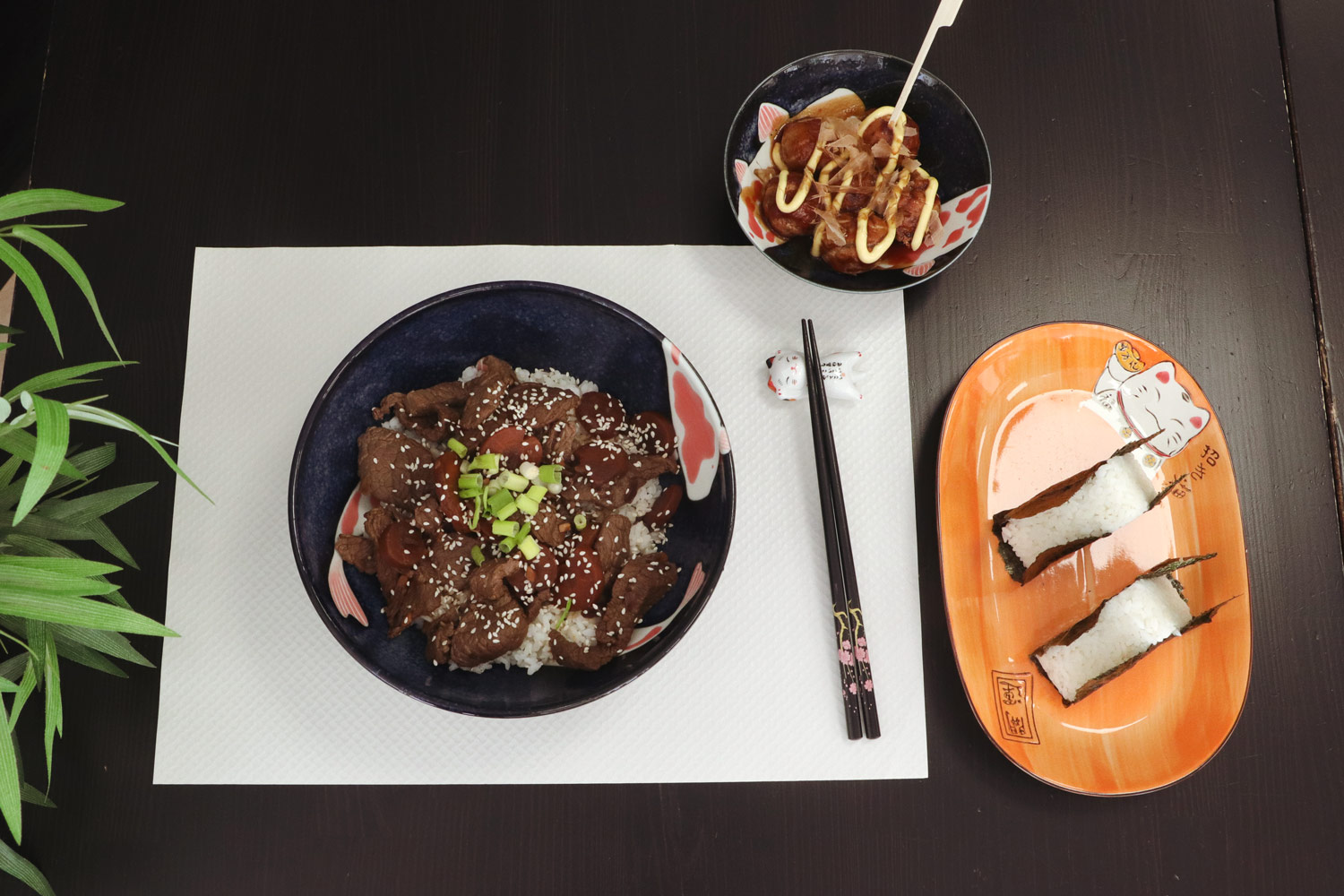 plats japonais gyudon onigiris et takoyakis