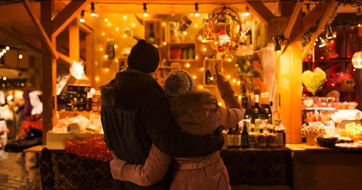 couple faisant leur course de Noël