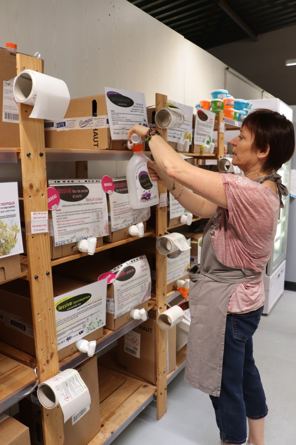 Carine, dirigeante du magasin La Vie Claire à Héricourt