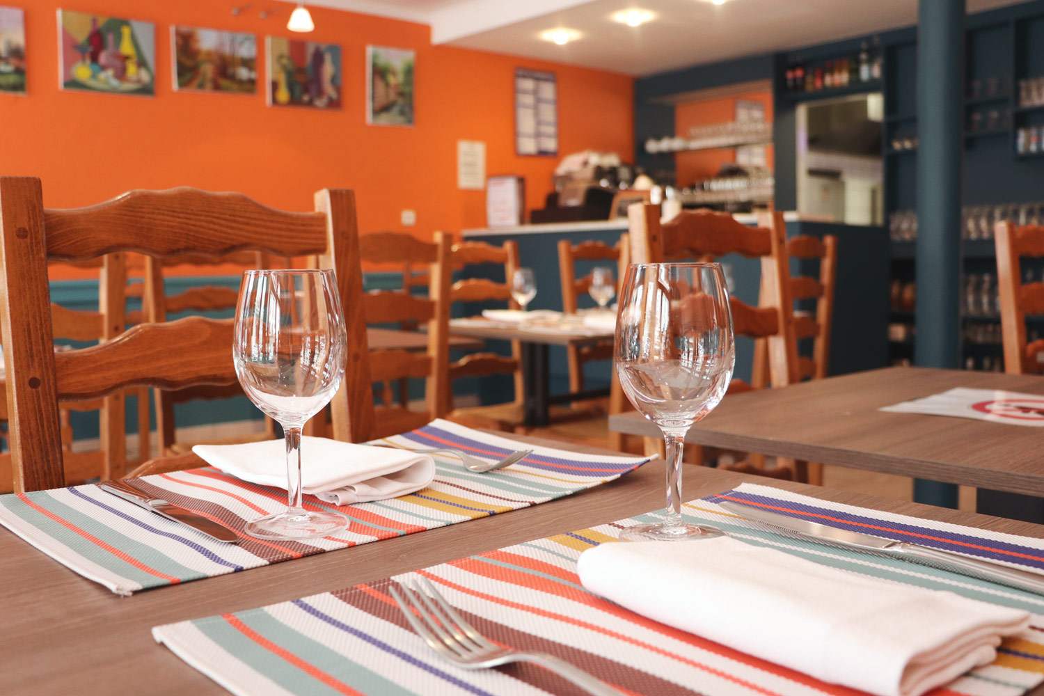 Une table du restaurant Chez Gustave à Lure